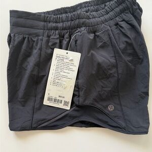 NWT Lululemon  athletica Hotty Hot LR Short 4’ Size 6